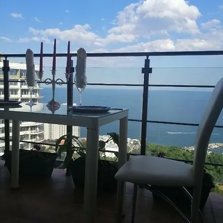 в аркадии с террасой и прямым видом на море Apartman *