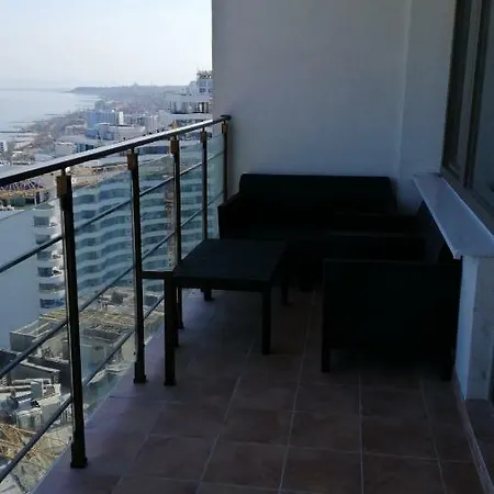 Apartmán в аркадии с террасой и прямым видом на море